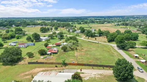 1076 Summit Dr, Springtown, TX 76082