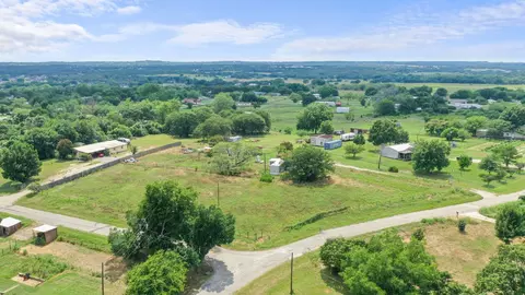 1076 Summit Dr, Springtown, TX 76082 photo 2