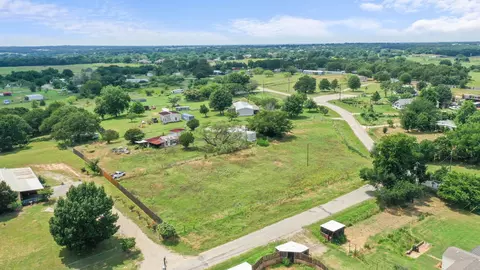 1076 Summit Dr, Springtown, TX 76082 photo 4