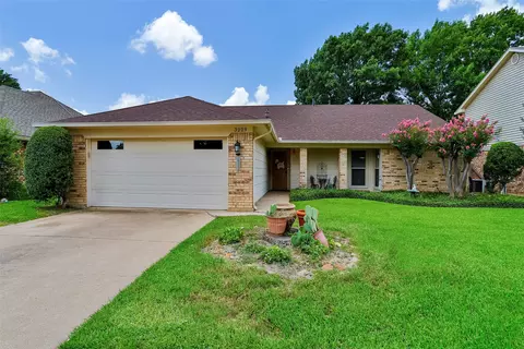 3229 Princess St, Bedford, TX 76021
