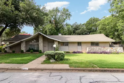 2016 Woods Dr, Arlington, TX 76010