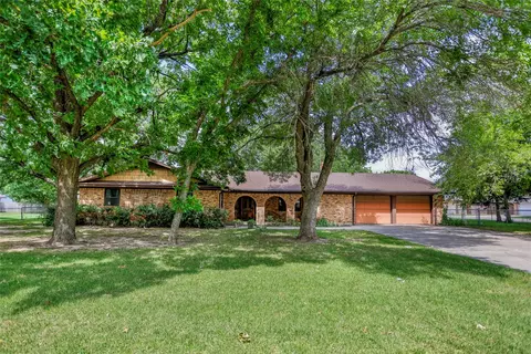831 N Willow St, Lindsay, TX 76250