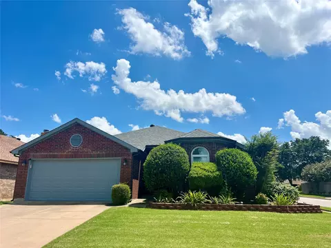 8700 Mystic Trl, Fort Worth, TX 76118