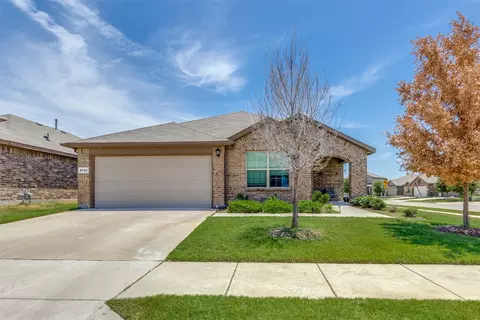 8700 Smokehouse Dr, Fort Worth, TX 76179