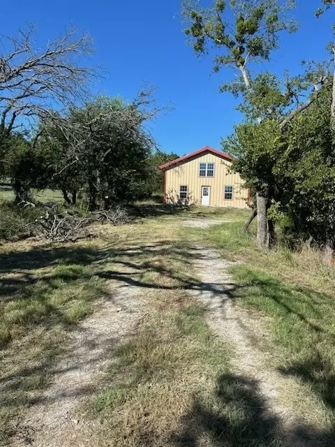 601 Apache Trl, Comanche, TX 76442 photo 2