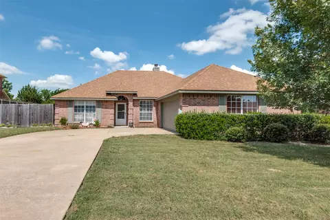 215 Cobblestone Cir, Red Oak, TX 75154