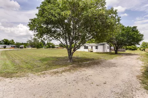 18533 Comanche Rd, Justin, TX 76247 photo 3