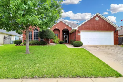 6121 Cliffbrook Dr, North Richland Hills, TX 76180