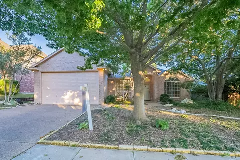 10413 Stonehill Dr, Benbrook, TX 76126