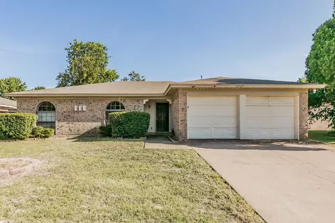 2705 Amber Dr S, Fort Worth, TX 76133