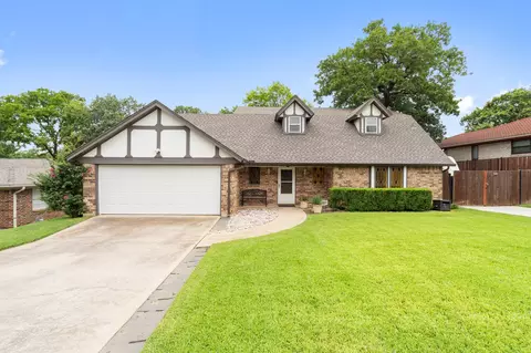 404 Stonehenge Dr, Hurst, TX 76054