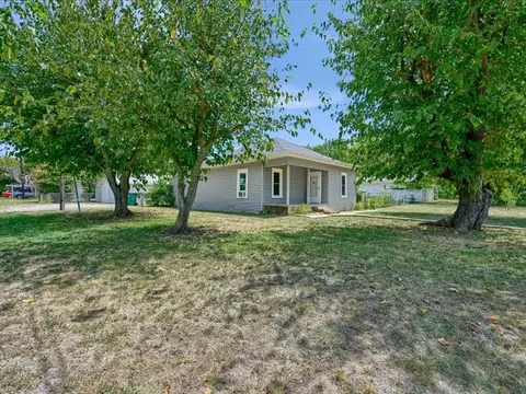 210 N Lyons St, Tom Bean, TX 75489