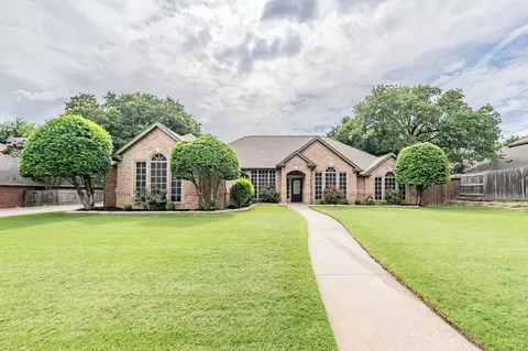 8313 Thornhill Dr, North Richland Hills, TX 76182