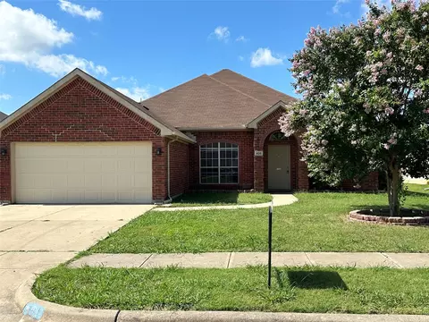 408 Camp Creek Dr, Arlington, TX 76002