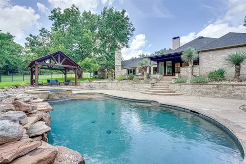 292 Eleven League Rd, Ennis, TX 75119