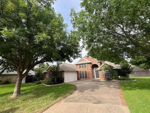 415 Montreal Ct, Hurst, TX 76054