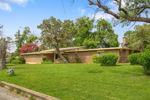 705 N Lane St, Comanche, TX 76442