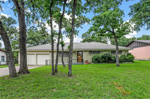200 W Mistletoe Dr, Kennedale, TX 76060