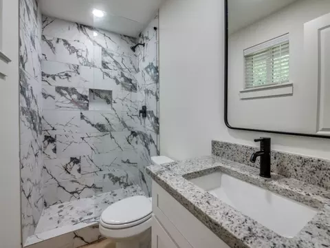 Bath - 552 Rea Ave, Lancaster, TX 75146 photo 1 of 3