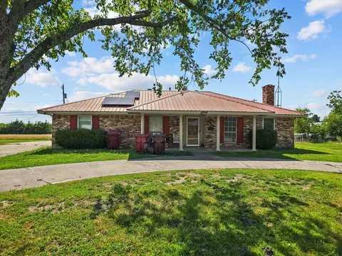 211 N 6th St, Celeste, TX 75423