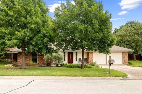 2704 Springbrooke Dr, Hurst, TX 76054