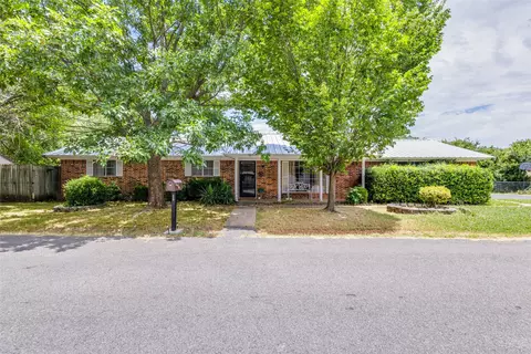 305 W Carter St, Savoy, TX 75479