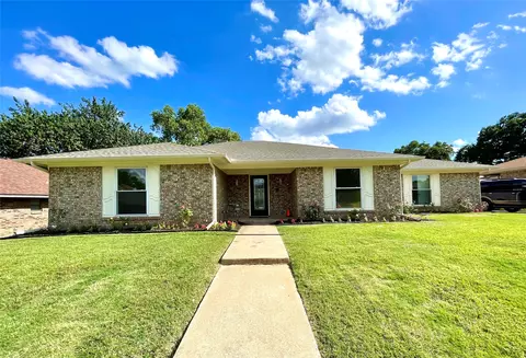 2121 Oakmeadow St, Bedford, TX 76021