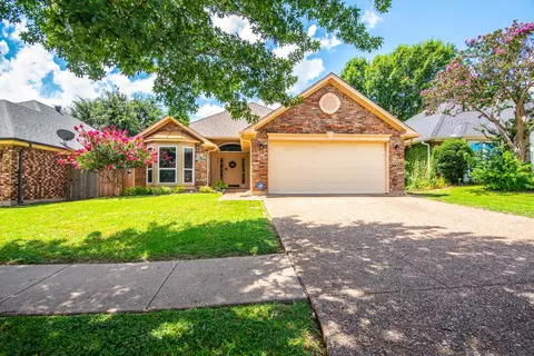 932 Freshwood Ct, Arlington, TX 76017