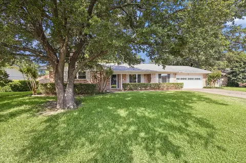 4001 Emerald Oaks Dr, Haltom City, TX 76117