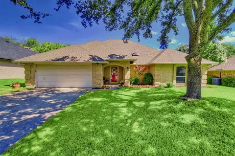 10156 Stoneleigh Dr, Benbrook, TX 76126
