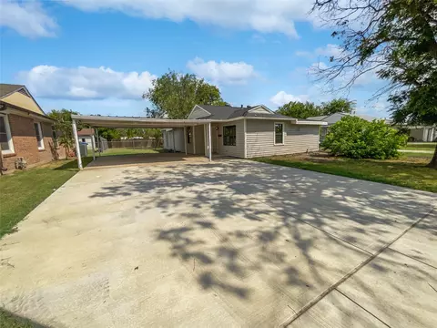 109 Collins Ct, Blue Mound, TX 76131