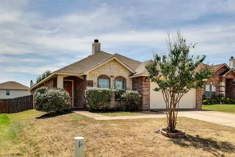 825 Crystal Dr, Burleson, TX 76028