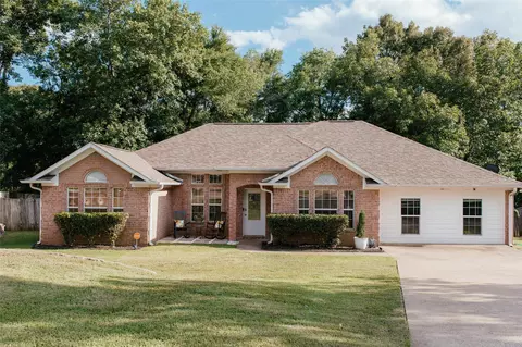 111 Oakwood Ct, Palestine, TX 75801