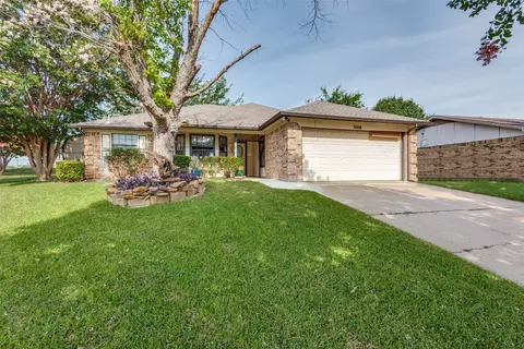 5008 Green Holw, Arlington, TX 76017