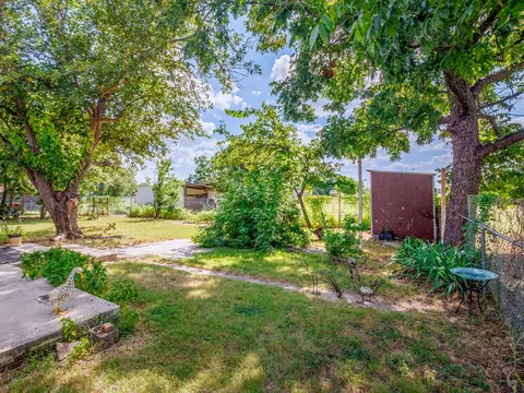 Exterior - 904 N 3rd St, Bangs, TX 76823 photo 2 of 12