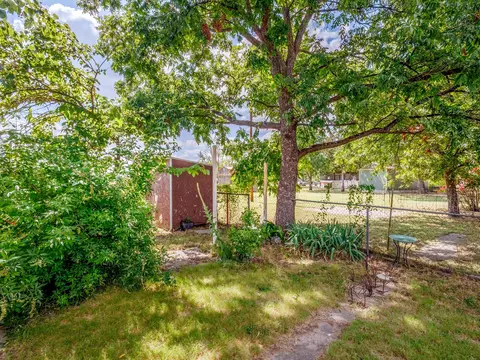 Exterior - 904 N 3rd St, Bangs, TX 76823 photo 11 of 12