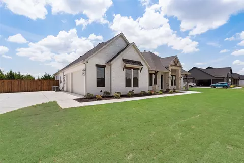 3050 Stonebriar Dr, Waxahachie, TX 75165