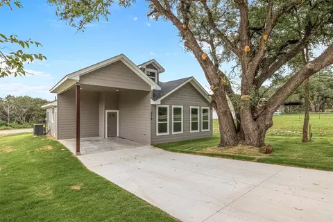 918 Guadalupe River Dr, Granbury, TX 76048
