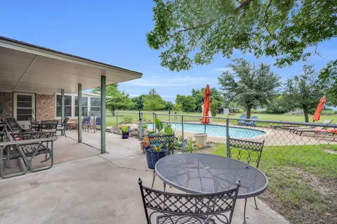 136 Burkett Dr, Pecan Hill, TX 75154