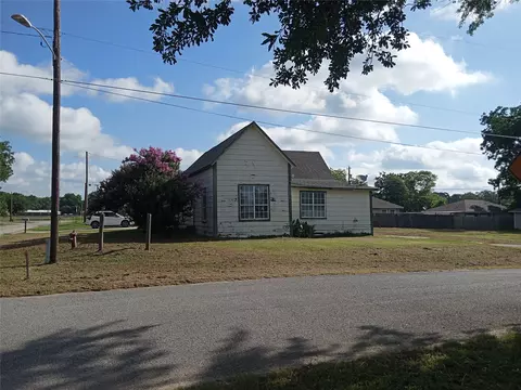 105 S Crockett St, Edgewood, TX 75117