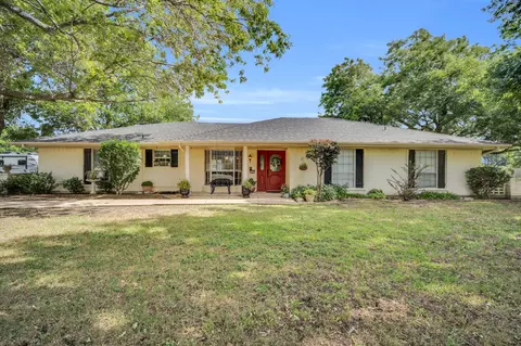 115 Locust Dr, Oak Leaf, TX 75154