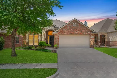 414 Fountainside Dr, Euless, TX 76039