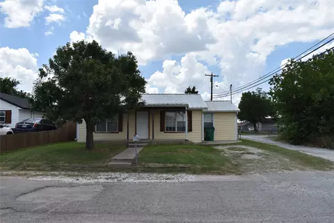108 Raymond St, Bowie, TX 76230