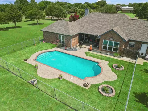 5830 Mulberry Ln, Midlothian, TX 76065