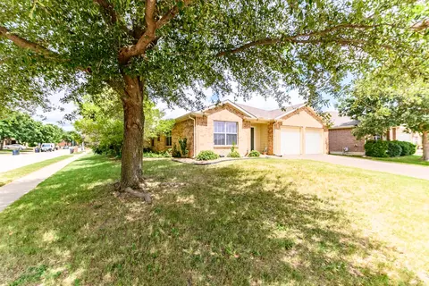 8401 Ranch Hand Trl, Fort Worth, TX 76131