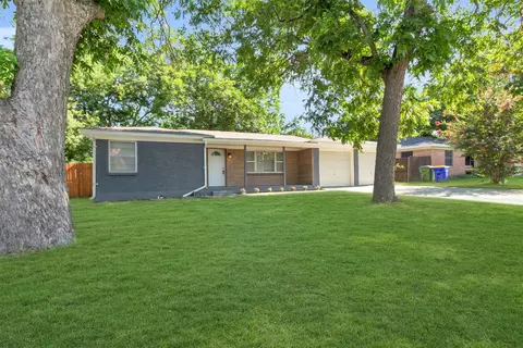 7833 Whitney Dr, White Settlement, TX 76108