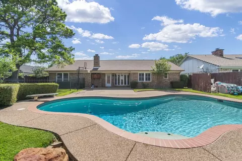 3308 Robinhood Ct, Bedford, TX 76021
