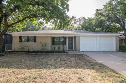7033 Crabtree Ln, North Richland Hills, TX 76182