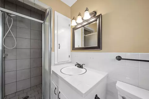 Bath - 1520 E Devine St, Tyler, TX 75701 photo 3 of 4