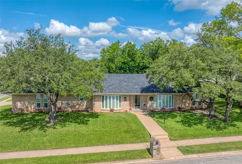 1649 Crescent Dr, Sherman, TX 75092